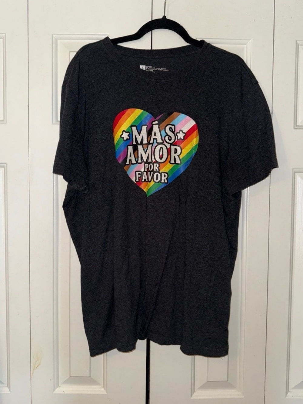 Más Amor Por Favor Heart Design Graphic Tee